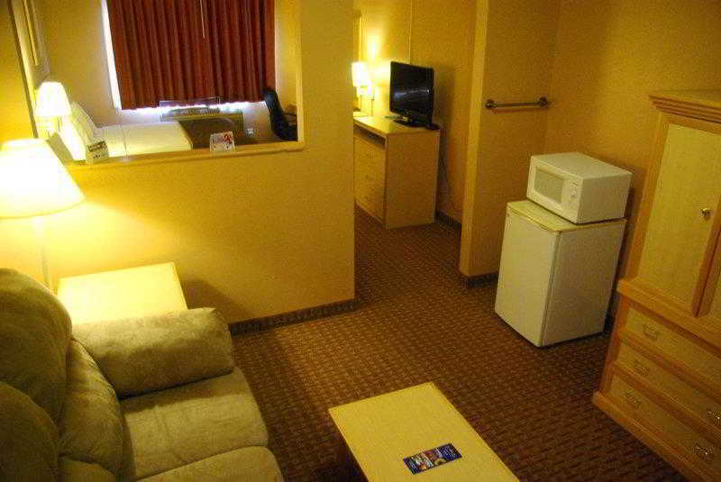 Western Inn&suites Topeka
