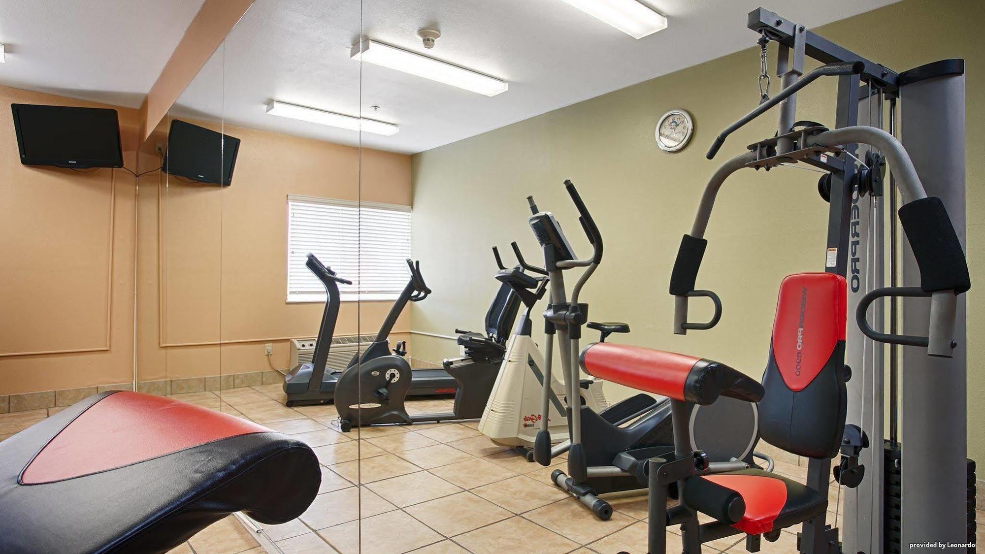 Hotel Surestay By Western Topeka