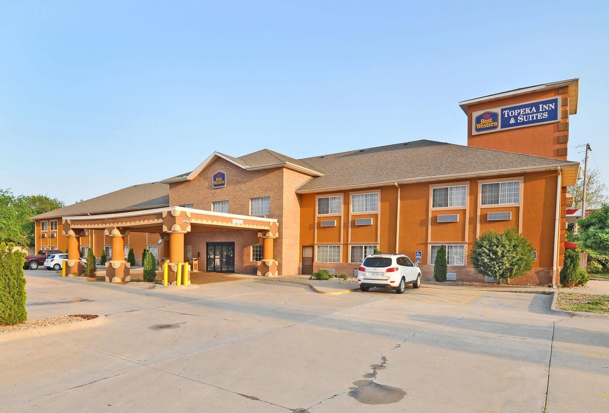 Hotel Surestay By Western Topeka