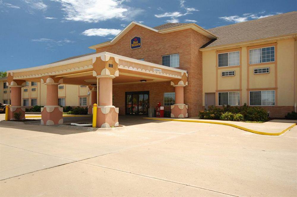 Surestay By Western Topeka