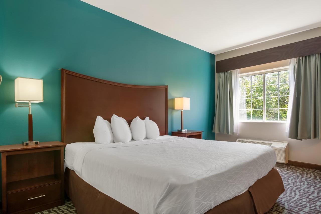 Western Inn&suites Topeka