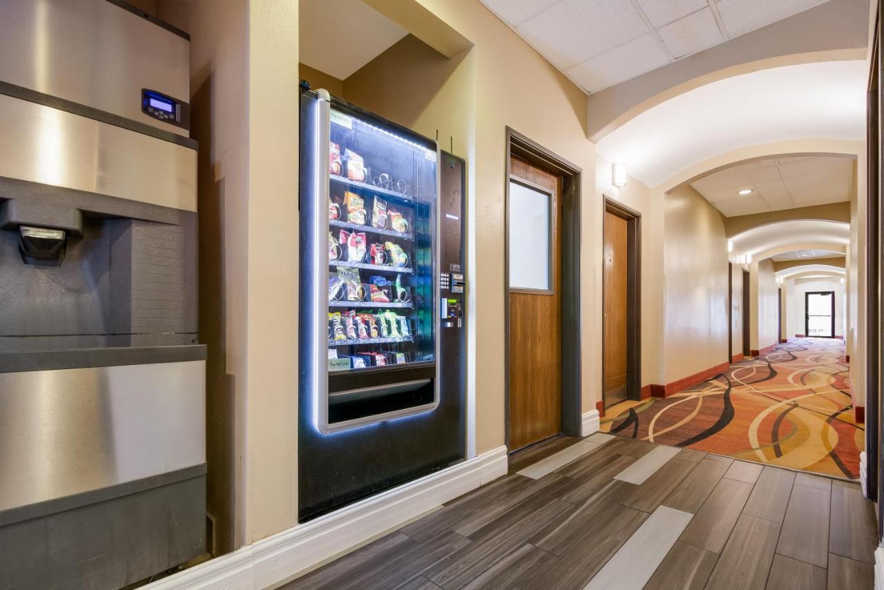 Western Inn&suites Hotel Topeka